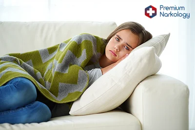 Девушка лежит на диване